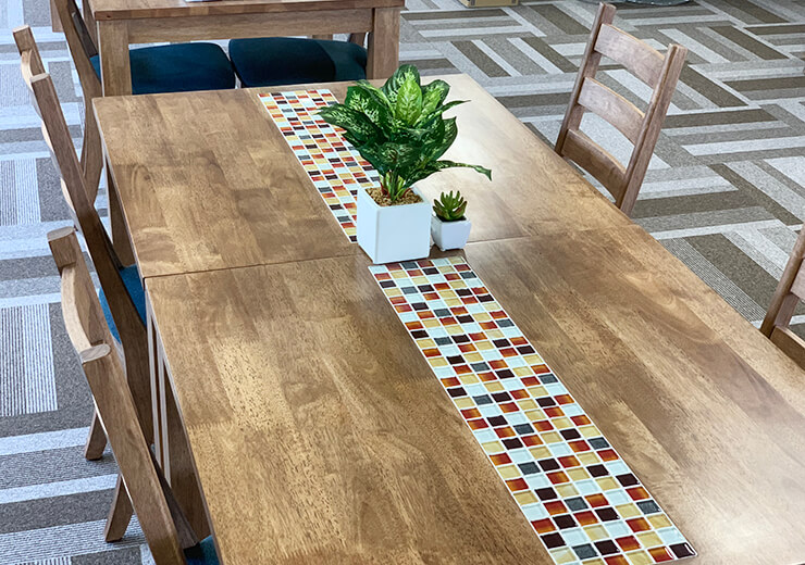 休憩室　テーブル